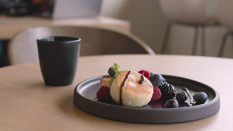 bellissimo dessert delizioso su un tavolo di legno in una caffetteria