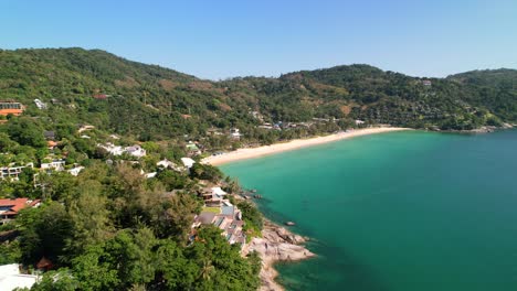 playa tropical de arena blanca vacía rodeada de montañas verdes y agua turquesa clara en la playa de kata en un día soleado en phuket, tailandia