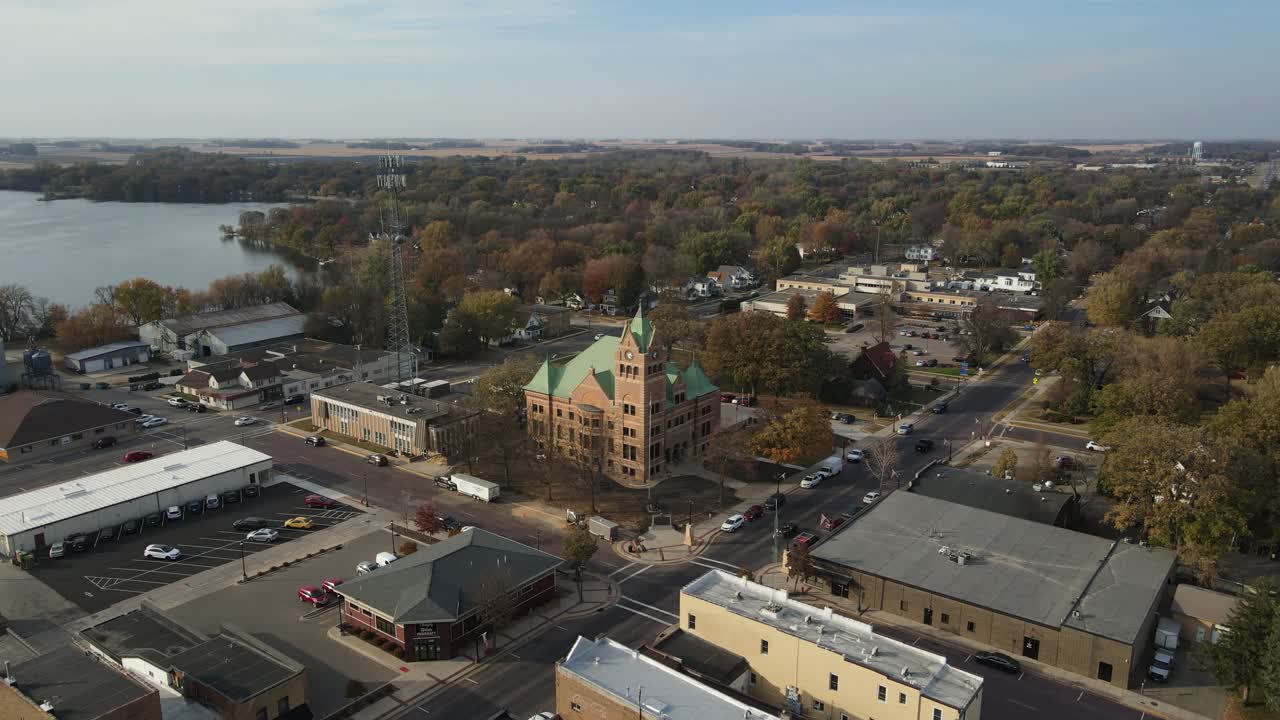 vista aérea del palacio de justicia en waseca minnesota a fines de octubre