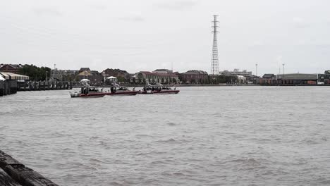 cañoneras de la guardia costera montan guardia en el puerto de nueva orleans, lousiana