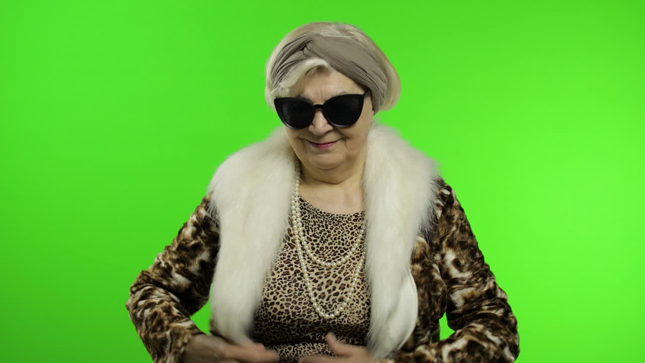 anciana abuela elegante. mujer caucásica posando en el fondo de la llave de croma