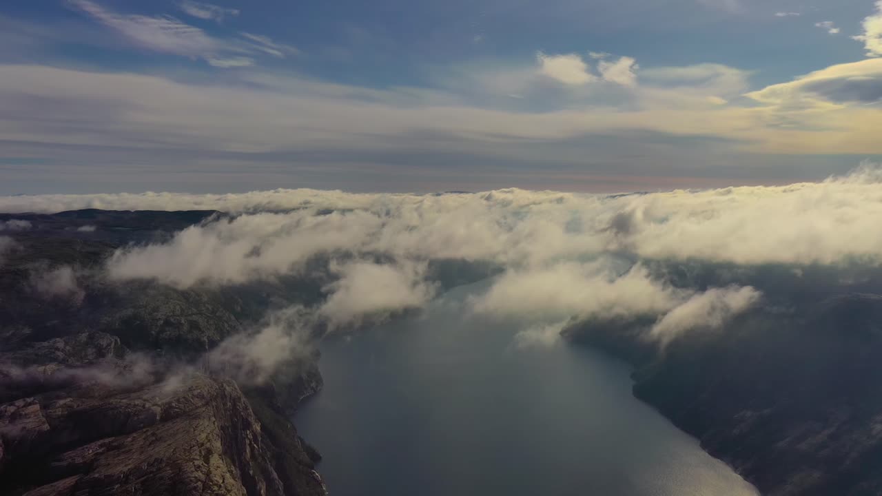 imágenes aéreas de la hermosa naturaleza de noruega sobre las nubes.