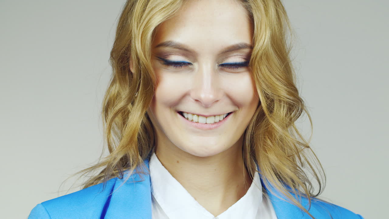 primer plano de una mujer de ojos azules con video hd de manzana roja