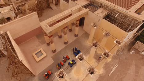 Toma-Aérea-De-Quads-Entrando-En-Las-Ruinas-De-Un-Edificio-En-Marruecos