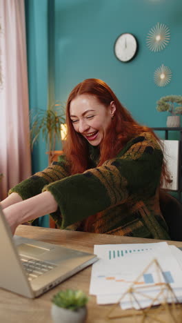 femme d'affaires riche heureuse travaillant sur un ordinateur portable gaspillant jetant de l'argent dollar gains en espèces bureau à domicile