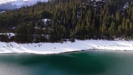 Paisajes-Del-Estado-De-Washington-En-El-Lago-Kachess-Con-Nieve-Y-Bosque-Siempre-Verde-En-Un-Día-Nublado