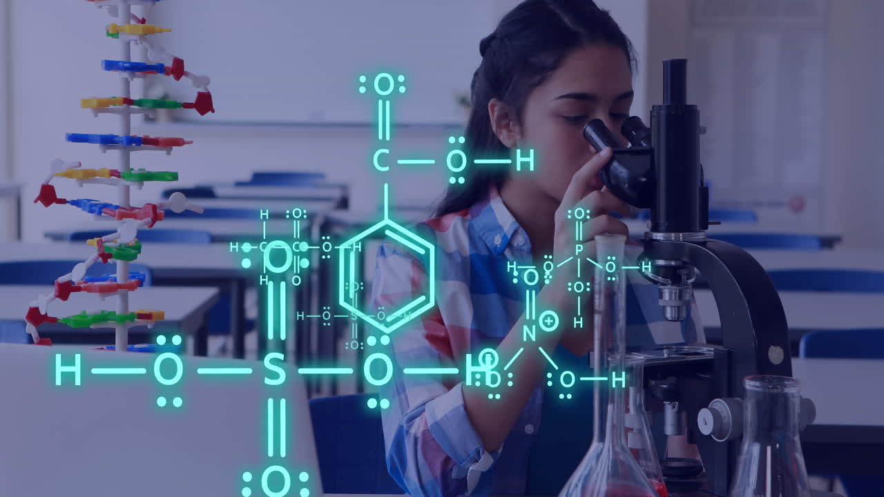 animación del procesamiento de datos sobre una estudiante biracial usando el microscopio.