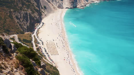 Toma-En-ángulo-Alto-De-La-Impresionante-Playa-De-Myrtos-En-Kefalonia,-Grecia