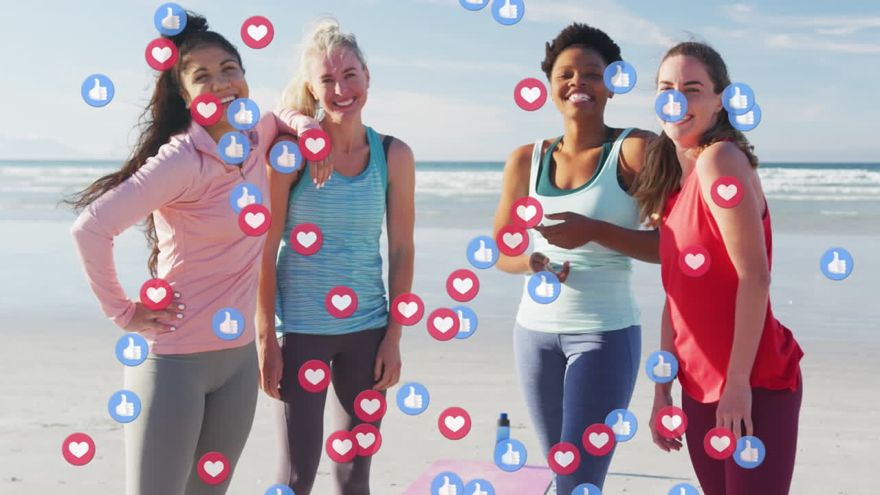 animación de iconos de las redes sociales sobre un grupo de mujeres en forma diversas sonriendo juntas en la playa