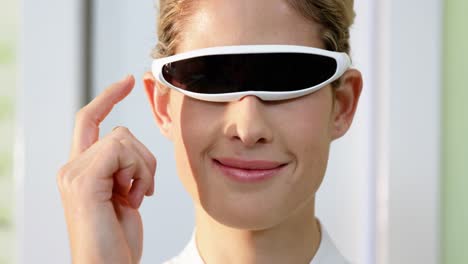mujer usando gafas de video 3d en una clínica óptica