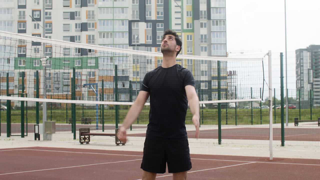 jugador de voleibol moreno al aire libre
