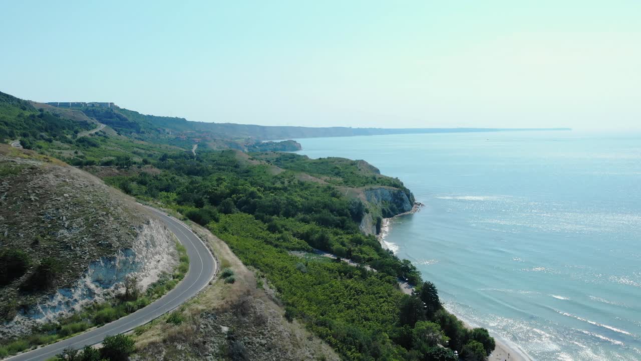 carretera asfaltada en la escarpada costa de la playa de los héroes en la ciudad de balchik, costa del mar negro, bulgaria