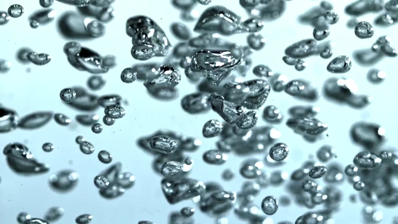 Numerosas burbujas de aire subiendo en agua clara