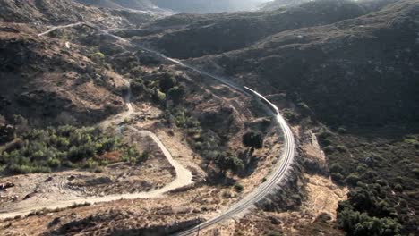 Un-Tren-Viaja-Por-Un-Terreno-Desértico-Accidentado