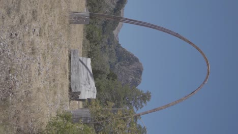 Un-Banco-Rústico-De-Madera-En-El-Hermoso-Paisaje-Natural-De-La-Patagonia,-Argentina,-Rodeado-De-árboles,-Bosques-Y-Montañas