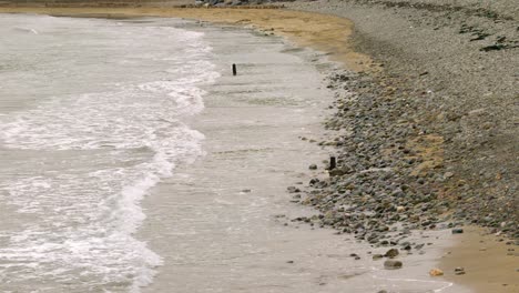 el océano viene por encima de pebbly beach.