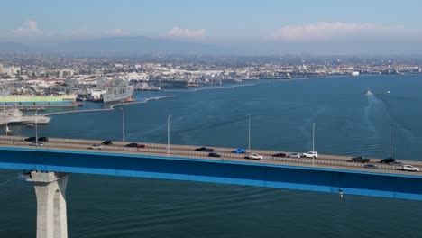 Vista-Aérea-De-Vehículos-Circulando-Por-El-Puente-Coronado-Sobre-La-Bahía-De-San-Diego-En-California,-EE.UU.