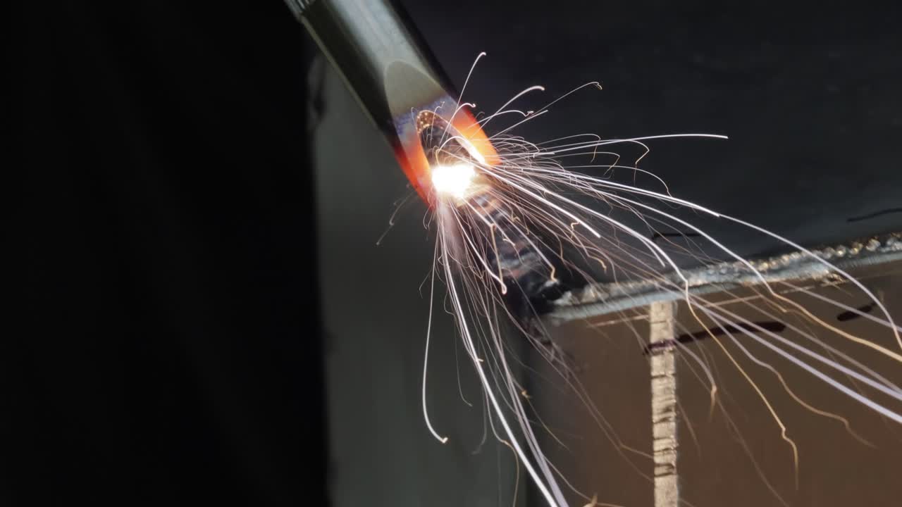 손잡이 총을 가진 레이저 용접 기계. 레이저 용접은 클로즈업으로 표시됩니다.