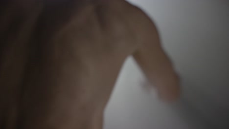 la espalda y los brazos del hombre