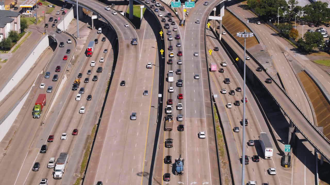 vista de drones de autos en 59 hacia el norte cerca del centro de houston