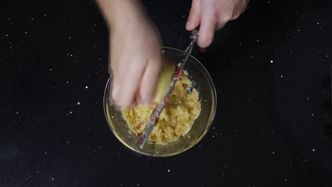 굽는 동안 사과를 그릇에 담는 하향식 보기