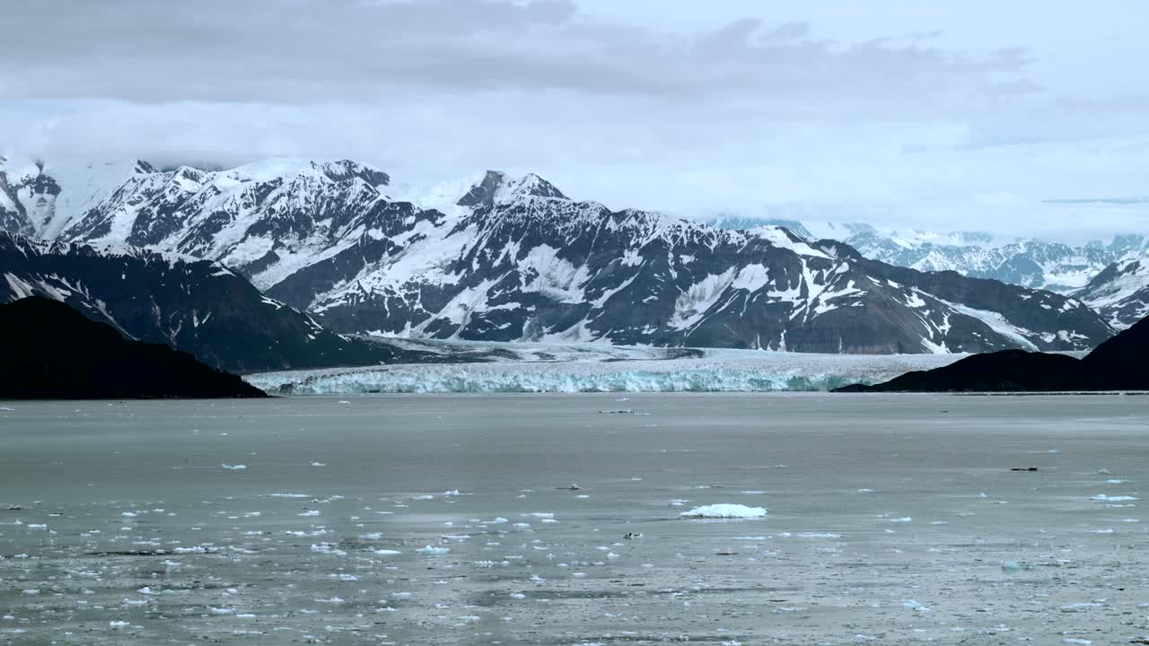 허바드 빙하 입구에 있는 디산칭트 만에서 떠다니는 얼음  ⁇ 어리들
