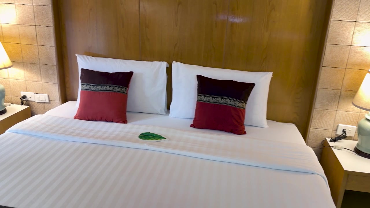 Interni moderni di una camera d'albergo con illuminazione calda.