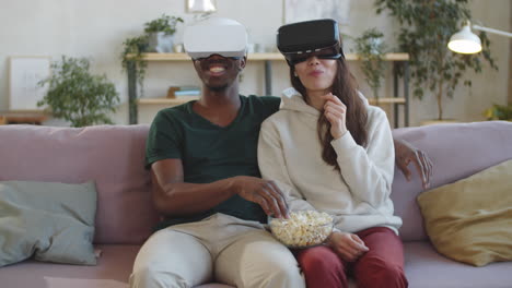 Feliz-Pareja-Multiétnica-Viendo-Películas-En-Auriculares-Vr