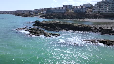 Gentle-waves-crashing-on-big-rocks-at-Nantasket-beach,-Hull,-Massachusetts