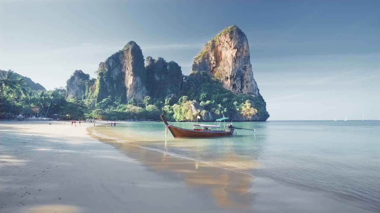 bateau à la plage de ralay, à krabi, en thaïlande