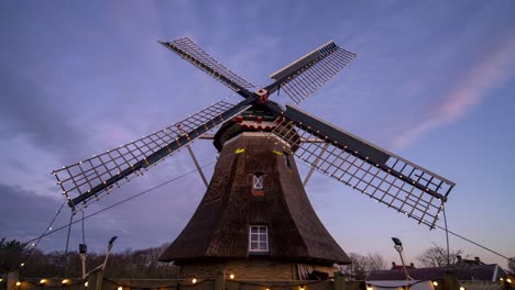 Timelapse-Del-Molino-De-Viento-Holandés-Tradicional-Con-El-Cielo-Cambiando-De-Día-A-Noche