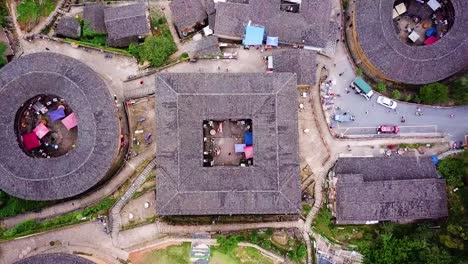 drone disparó zooms fuera de un cuadrado en forma de patrimonio mundial de la unesco tulou hakka
