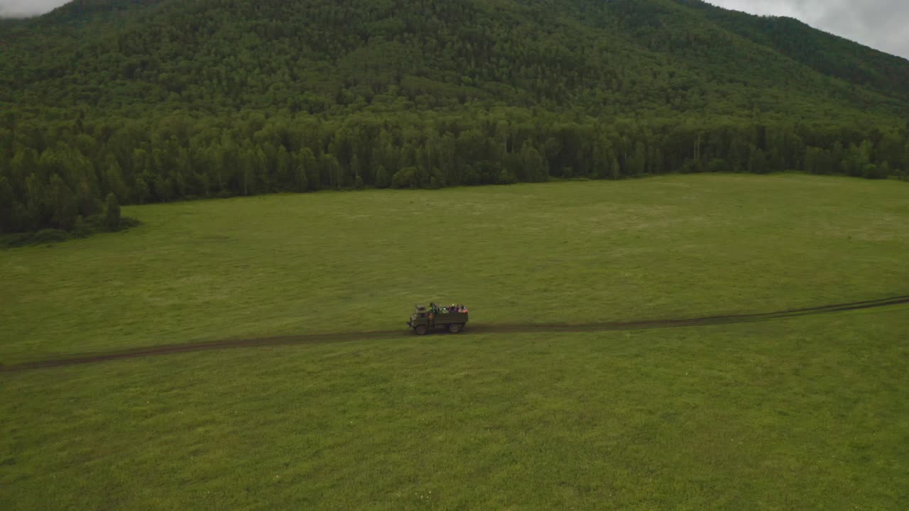 파노라마, 구름으로 인 숲 언덕을 둘러싼 푸른 계곡에서 트럭으로 여행