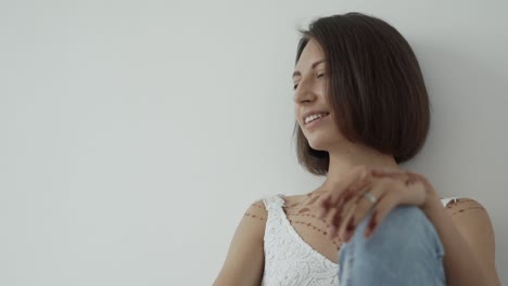 mujer joven con tatuajes de henna