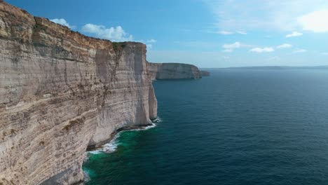 acantilado en la isla de malta gozo