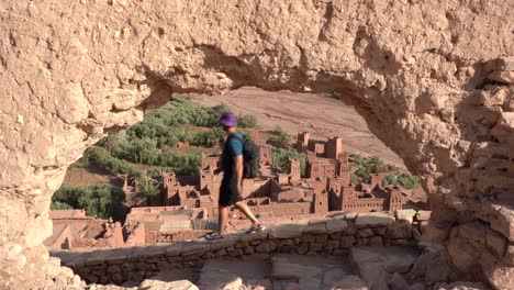 widok na miasto ouarzazate z okna wykutego w kamieniu