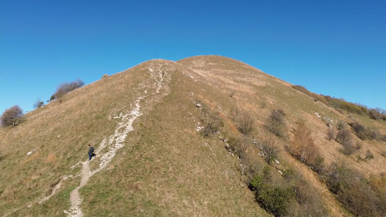 Le esperienze vissute da un giovane alpinista e nomade digitale, con drone e fotocamera al seguito, hanno le loro ricompense. Questo è un videomaker che vive la vita appieno.