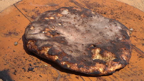 disfrute de los sabores deliciosos de la tafarnoute, un pan sahara tradicional marroquí, también conocido como la 'pizza del desierto'