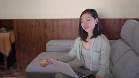 Mujer-Asiática-Sonriente-Tomando-Selfie-Con-Café-Con-Leche-En-El-Teléfono-Inteligente