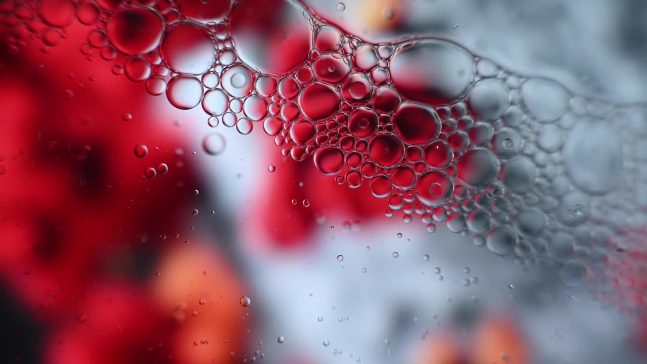 gotas de aceite flotando en el agua en un fondo borroso