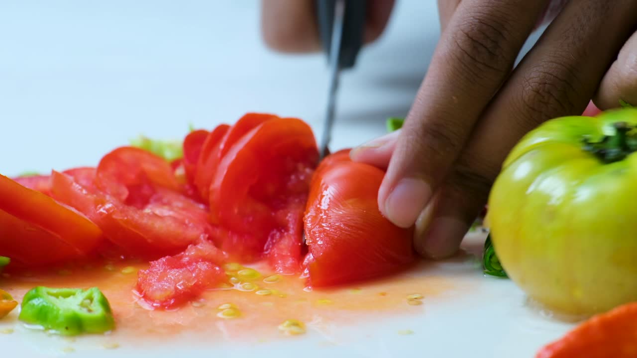 primer plano de manos masculinas cortando tomates trabajando en un restaurante