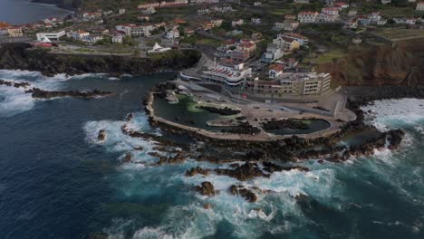 Vulkanbecken-Von-Porto-Moniz-Auf-Madeira.-Potrugal-Aufnahmen-Mit-Dröhnenden-Klippen,-Meer,-Natürlichen-Badestellen-Und-Häusern,-Gefilmt-Bei-Sonnenuntergang