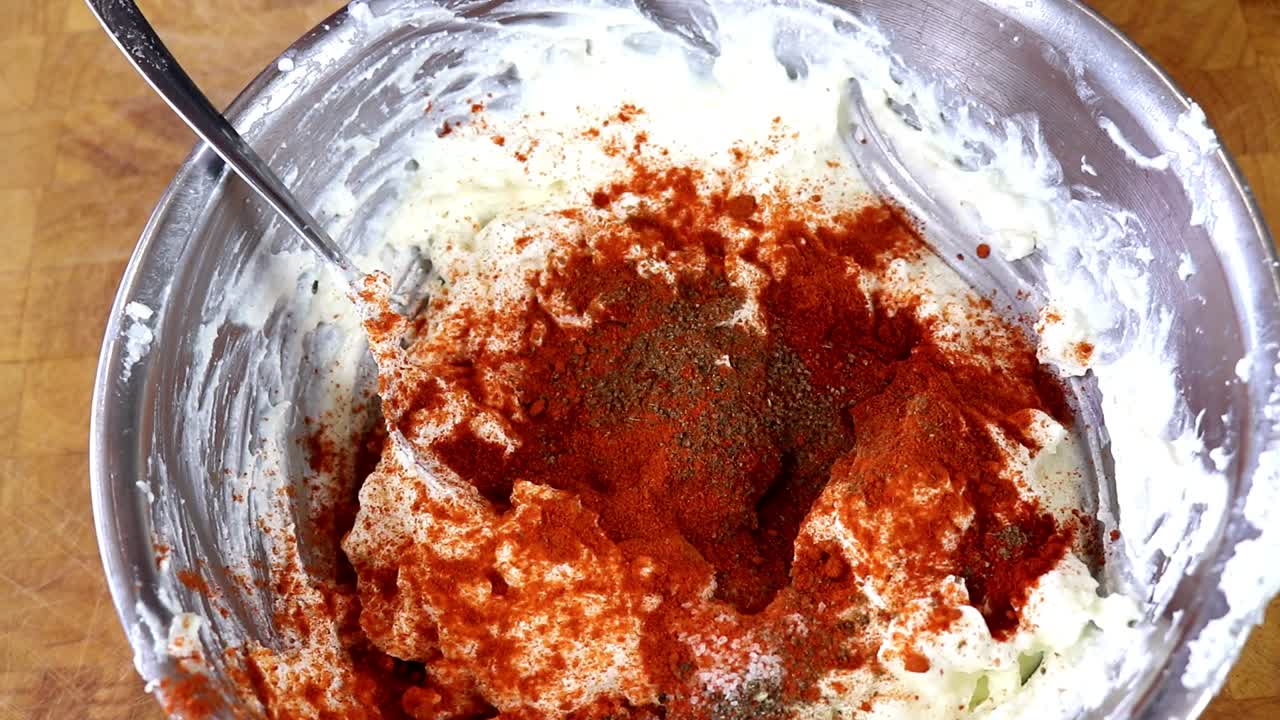 espolvorear polvo frío sobre salsa de requesón