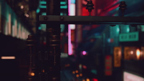 escena nocturna de la ciudad de japón con luces de neón