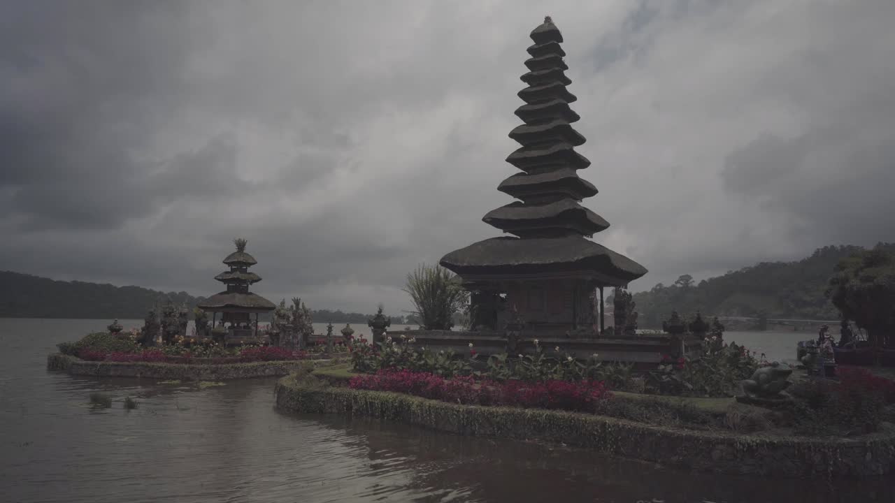 famoso templo hindú balinés pura ulun danu bratan flotando en el lago en la región montañosa