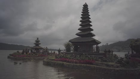 Berühmter-Pura-Ulun-Danu-Bratan-Hinduistischer-Balinesischer-Tempel,-Der-Auf-Dem-See-In-Der-Bergregion-Schwimmt