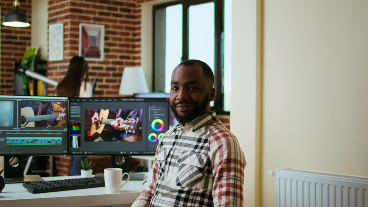 cineasta masculino editando montaje de video en software profesional