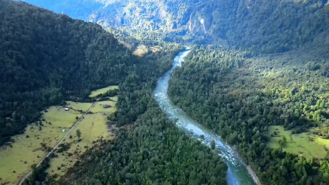 vista aérea dolly fuera de rio blanco en el parque nacional hornopiren, chile