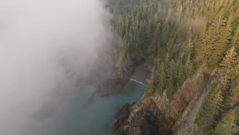 Impresionante-órbita-Alrededor-Del-Bosque-Costero-De-Maine-Iluminado-Por-El-Resplandor-Del-Amanecer.