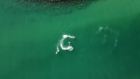 Draufsicht-Auf-Jetskifahren-An-Der-Küste-Blaugrünes,-Kristallklares-Wasser-Von-Dubais-Mamzar-Strand,-Arabisches-Meer,-Top-Touristenattraktion,-4K-Aufnahmen